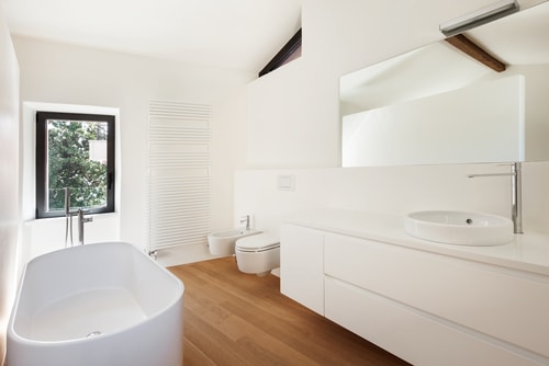 Waar let je op bij het kopen van een nieuwe badkamer? Met deze 7 praktische tips helpen we je daarbij op weg.