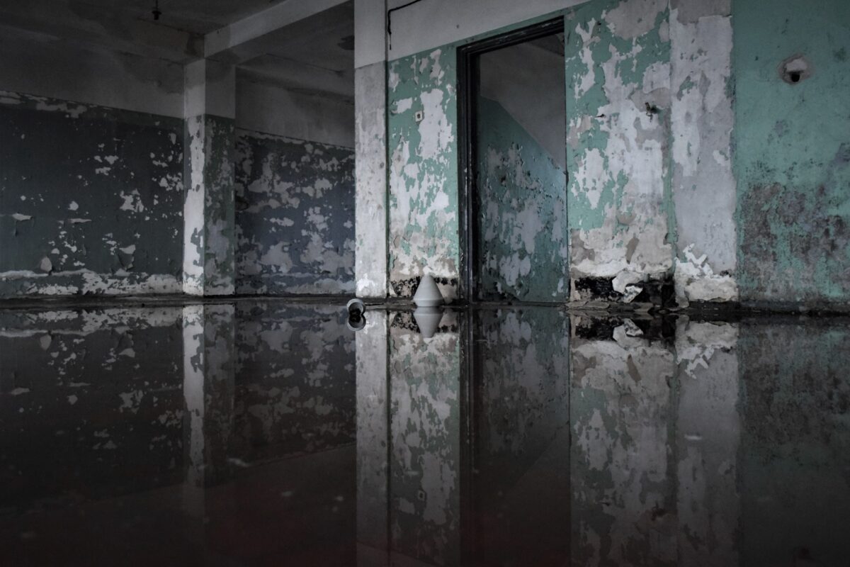 Komt het water in je kruipruimte door grondwater of regenwater? Lees de verschillen, oorzaken, gevolgen en oplossingen.